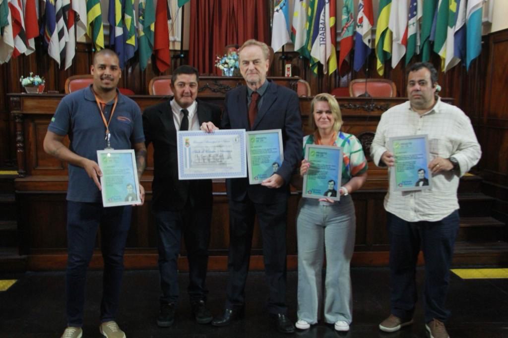 Geraldo Ripoll, presidente do Estaleiro Mauá, recebe título de cidadão niteroiense.