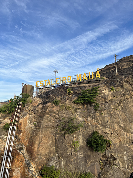 A chegada a Niterói, através da ponte, recebe o brilho do ícone nacional da indústria naval/offshore